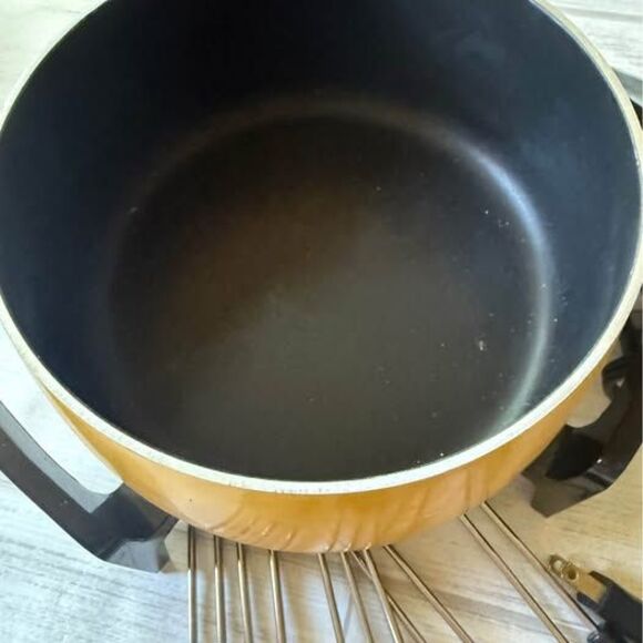 Vintage West Bend mustard yellow fondue pot with 11 pokers for dipping - Picture 7 of 10